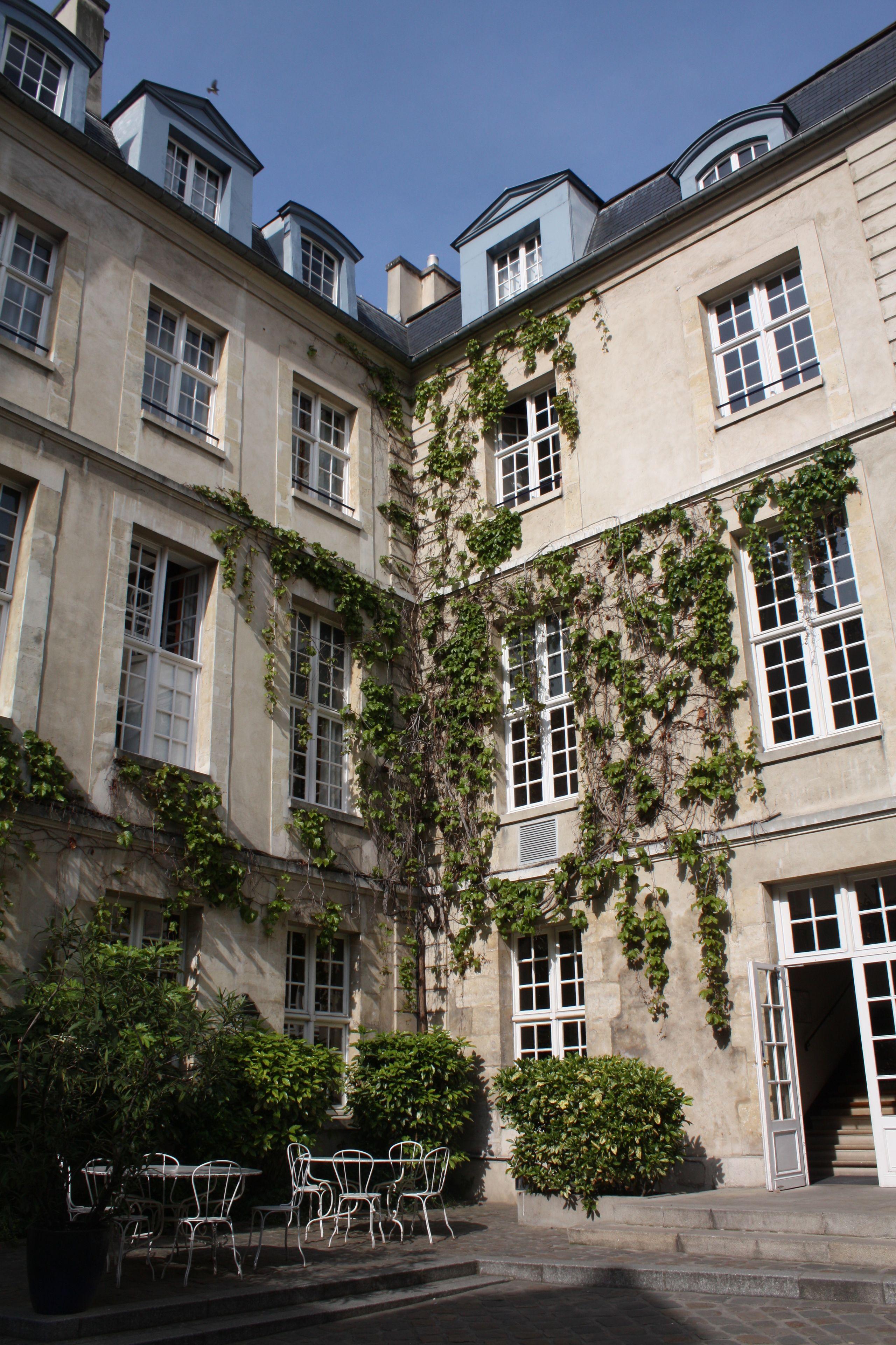 Mije Marais Hostel *